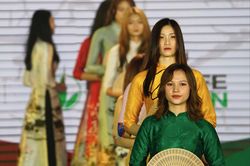 Vận động viên ngại ngùng khi trình diễn áo dài