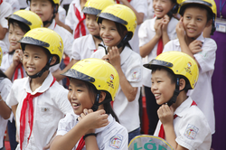 Đội mũ bảo hiểm đạt chuẩn - hành trang an toàn