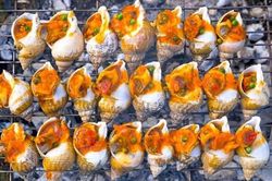 Hàng quán không bóng người dù được mở cửa; ốc hương Bulot giá rẻ đắt khách