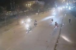 Hà Nội: Rùng rợn nhóm thanh thiếu niên cầm giáo dài rượt nhau trong đêm