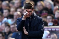 Thua Arsenal, Gerrard trút giận lên phóng viên: 'Không có câu nào hay hơn để hỏi à?'