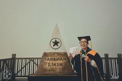 Chàng trai mặc lễ phục tốt nghiệp đi nhiều tỉnh, thành của Việt Nam