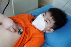 Bé trai sốc phản vệ sau khi ngậm viên thuốc chữa ho