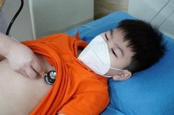 Bé trai sốc phản vệ sau khi ngậm thuốc chữa ho