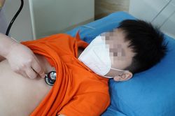 Bé trai sốc phản vệ sau khi ngậm 1 viên thuốc chữa ho