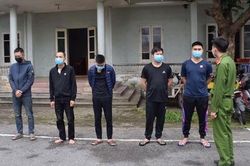 6 đối tượng đánh bạc giữa cánh đồng mang theo 2 khẩu súng