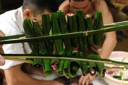Thịt lợn 'leo núi' cuốn lá bưởi - món ngon độc đáo vùng đất Lương Sơn, Hòa Bình