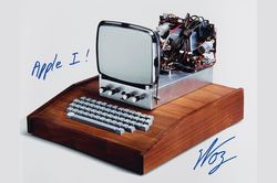 Nhiều kỷ vật Apple đang được rao bán, giá từ vài trăm USD