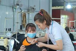 Khởi nghiệp từ xưởng may nông thôn