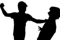 Ghen tuông, chồng đánh gãy chân trai lạ nói chuyện với vợ mình
