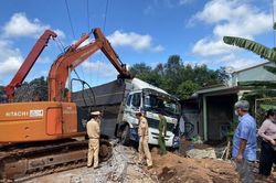 Bình Phước: Xe tải chở điều tuột dốc bị lật, 8 người thương vong