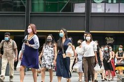 Singapore tiến tới bỏ yêu cầu đeo khẩu trang bắt buộc ngoài trời