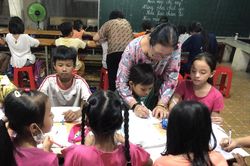 'Ngoại Thủy' và lớp học mang con chữ đến trẻ em xóm nghèo quận 2