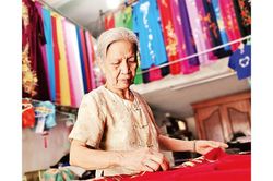 Bảy thập niên gắn bó với nghề may áo dài