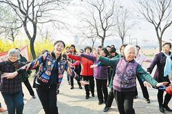Đòi lấy chồng trẻ, mẹ 67 tuổi khiến con trai 'phát điên' và sự thật