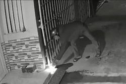 Truy tìm 9X đốt nhà người yêu lúc nửa đêm vì bị ngăn cản chuyện tình cảm