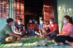 Công an Gia Lai đến nhà khuyên bà con tránh bẫy lừa 'vượt biên đổi đời'