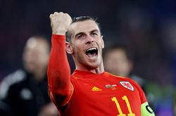 Bale lập cú đúp đưa xứ Wales vào chung kết play-off World Cup