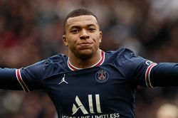 L'Equipe: 'Mbappe lắng nghe đề nghị từ Barca'