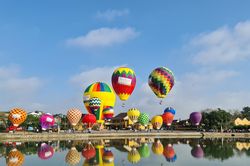 Du khách mê mẩn khi lần đầu tiên ngắm khinh khí cầu ở Hội An