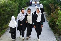 Afghanistan: Nữ sinh ra về chỉ vài tiếng sau khi đến trường