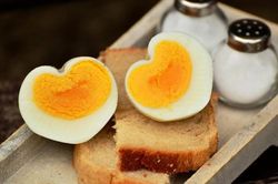 Người mắc COVID có cần kiêng ăn gì không?