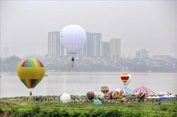 Xem khinh khí cầu bay trên bãi sông Hồng