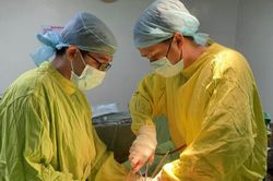 3 giờ phẫu thuật lấy 2 viên sỏi 'khủng' trong bàng quang bệnh nhân