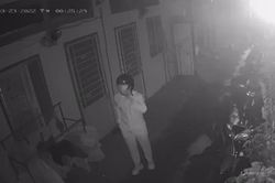 Clip: 'Soái ca sơ mi trắng' đứng trước xóm trọ lúc nửa đêm, hành động kì lạ sau đó khiến tất cả ngỡ ngàng