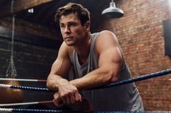 Nam thần Chris Hemsworth nhịn uống nước mỗi khi có cảnh 'thoát y' khoe cơ bắp