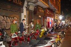 Kiểm tra đột xuất phố đi bộ, xử phạt nhiều hộ kinh doanh, điểm trông xe