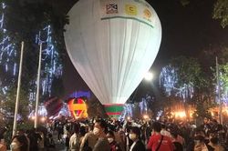 Người dân Hà Nội háo hức trải nghiệm khinh khí cầu tại Hồ Hoàn Kiếm