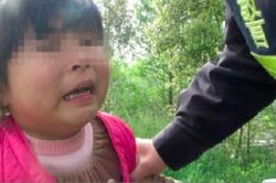 Người phụ nữ lạ xông đến lôi em trai đi, chị gái nhanh trí làm 1 điều giúp em thoát nạn trong gang tấc