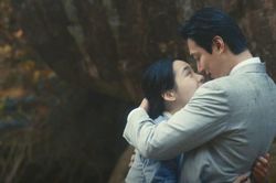 Pachinko: Lee Min Ho đúng chuẩn 'anh trai nương tựa', fan đồng loạt 'xé poster' vì khác nào tra nam