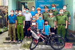 Trao quà thực hiện Dự án 'Em nuôi Công an Thọ Xuân'