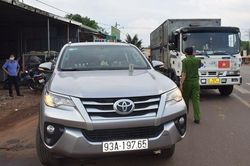 Mâu thuẫn trên đường rồi bắn trọng thương nhóm người trên xe tải