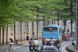 Ngắm những cung đường Hà Nội 'đổi màu' lúc chuyển mùa