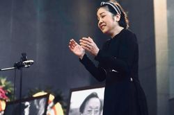 Diva Mỹ Linh nghẹn ngào hát 'Hoa sữa' trong tang lễ tiễn đưa nhạc sĩ Hồng Đăng