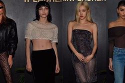 Tiệc tiền Oscar: Hailey Bieber mặc nội y với tất ren, Rosé (BlackPink) sexy váy lưới