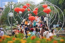 Hàng nghìn người Hà Nội đổ về công viên Thủ Lệ vui chơi ngày cuối tuần
