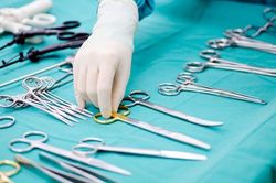 Cần cảnh giác với dấu hiệu hay nôn ói sau ăn, liệt dần một bên ở trẻ nhỏ