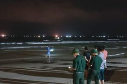 Đà Nẵng: 5 người bị sóng cuốn trôi, 1 người mất tích khi tắm biển