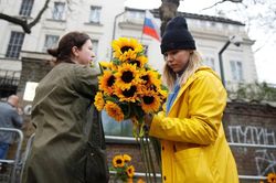 Cuộc sống người Nga ở Anh lao đao vì chiến sự Ukraine
