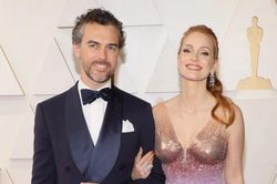 Những đôi uyên ương mặc đẹp nhất Oscar 2022