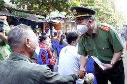 Công an tỉnh An Giang thăm hỏi, hỗ trợ 52 tiểu thương bị hỏa hoạn
