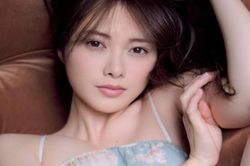 Mẫu Hàn Quốc, Nhật Bản gặp phiền phức vì quá sexy... phải trốn khỏi quê hương