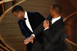 Will Smith thẳng tay tát Chris Rock trên sân khấu lễ trao giải Oscar