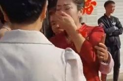Chuyện thật như phim: Mẹ chú rể bật khóc khi phát hiện con dâu lại là con ruột