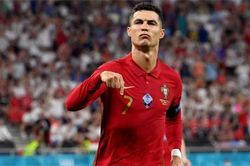 Xavi từ chối đề nghị chiêu mộ Ronaldo của siêu cò Mendes
