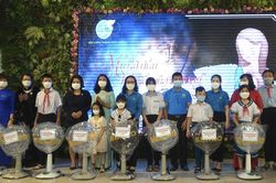 Chính trị - Xã hội Chính trị - Xã hội Hơn 70 học sinh mồ côi được nhận đỡ đầu